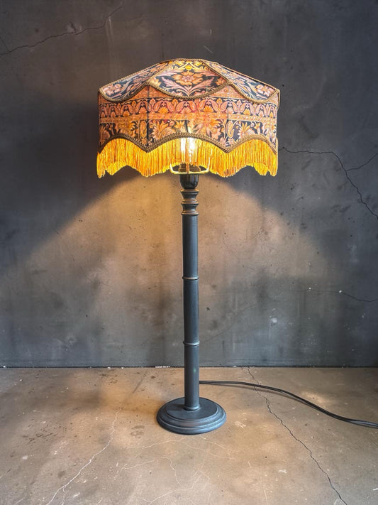 Abat-jour artisanal en soie vintage allumé, reflets dorés chauds – Atelier Anne Lavit