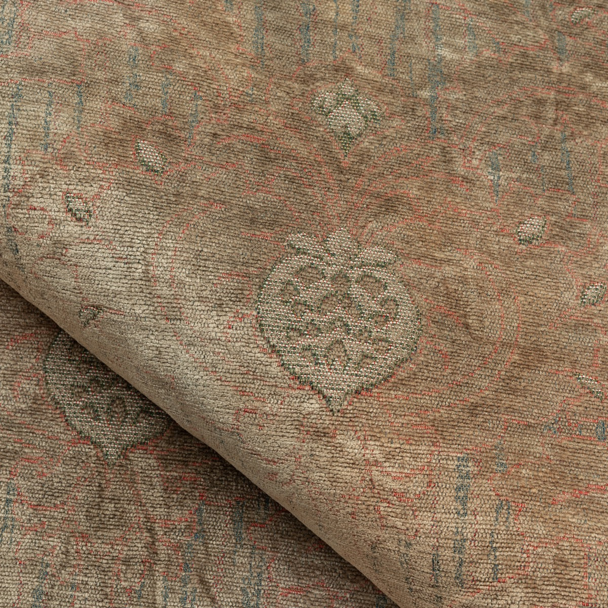 Tissu velours Alhambra de Nobilis coloris Lin, motif grenade Renaissance italienne – Atelier Anne Lavit