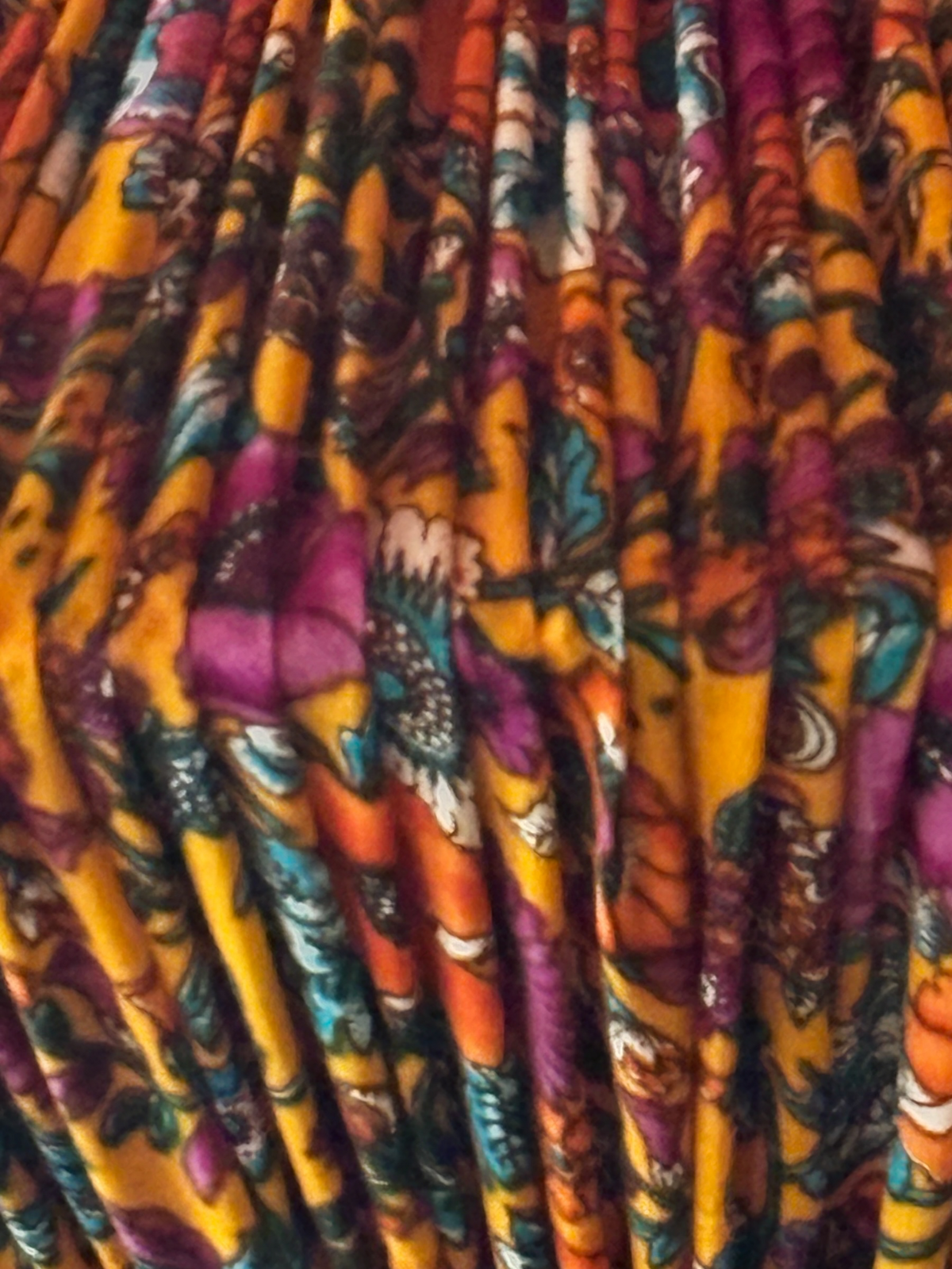 Focus sur la Suspension éteinte et plissée Ziggy soie vintage fait main Atelier Anne Lavit Lyon