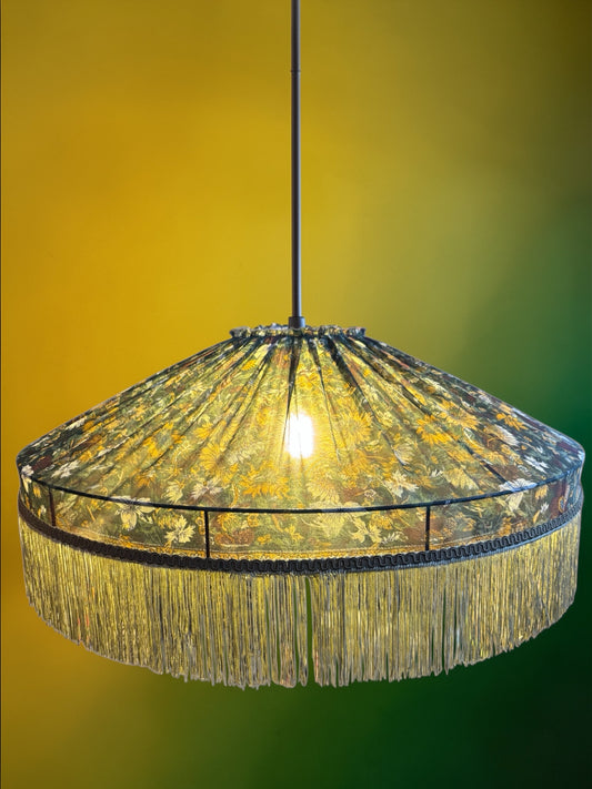 Atelier Anne Lavit – suspension zclairée Rosemonde, abat-jour botanique en soie crêpe avec cascade de franges kaki artisanales