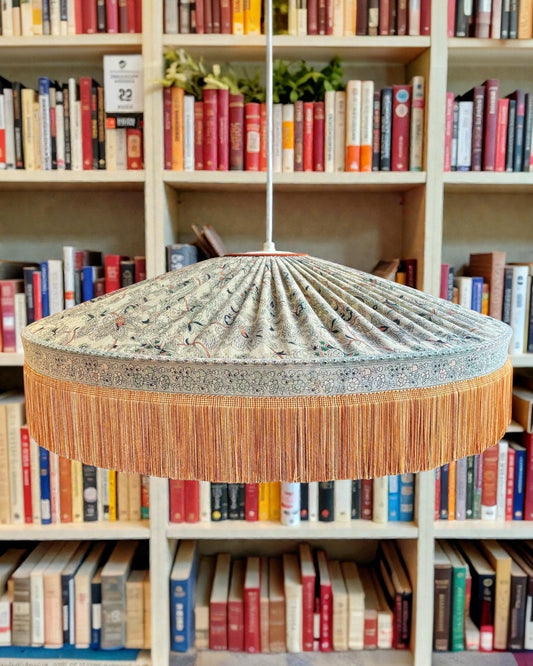 Suspension en soie plissée dans un intérieur contemporain – Atelier Anne Lavit Lyon