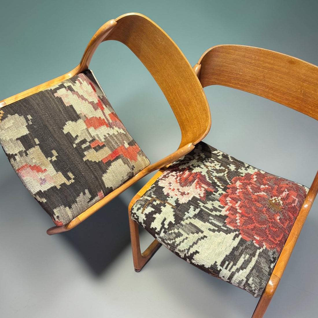 Kilim moldave ancien à motifs floraux – Atelier Anne Lavit Lyon