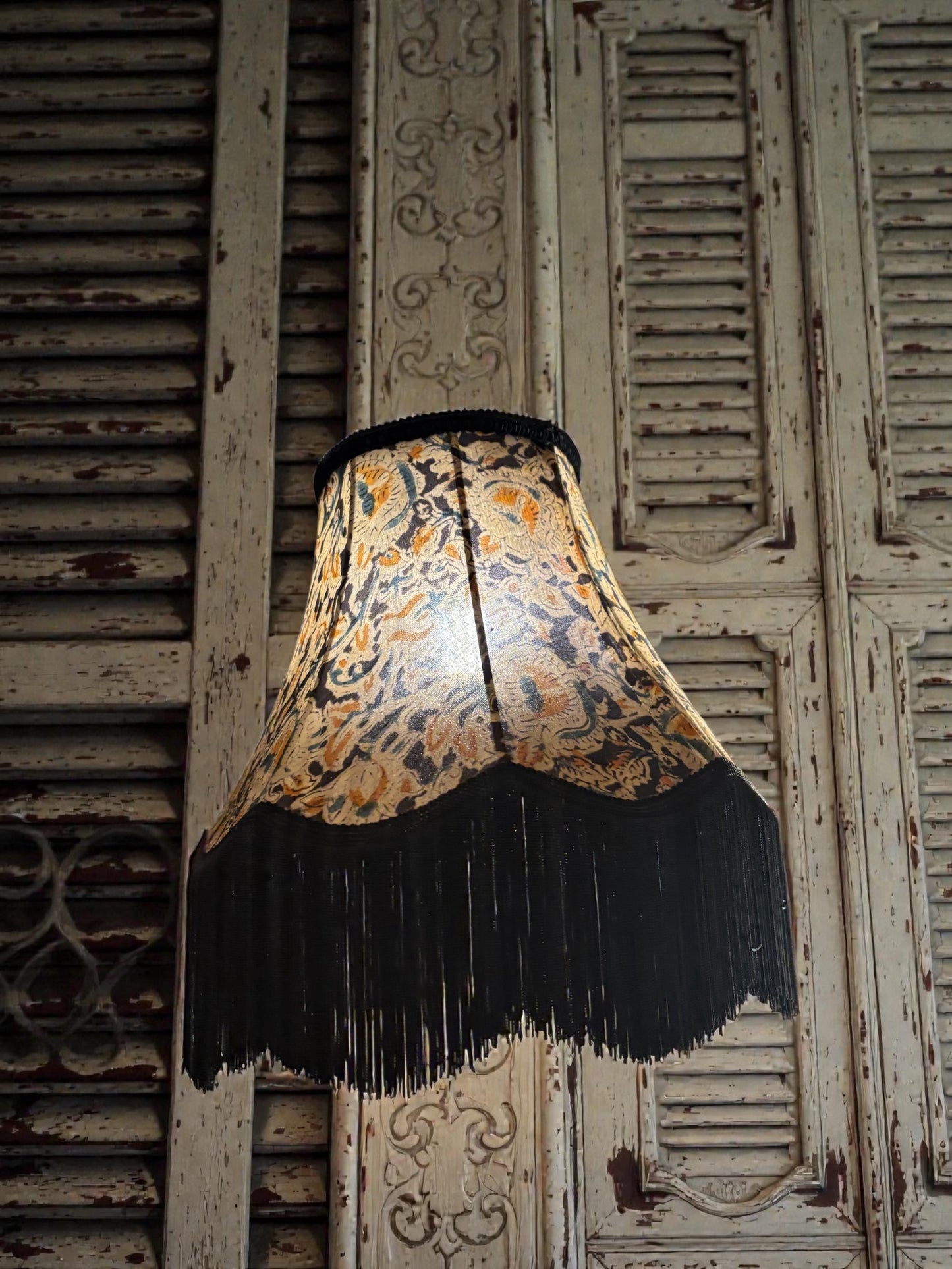 Abat-jour pagode Sybil en soie et crêpe noir – détail franges – Atelier Anne Lavit