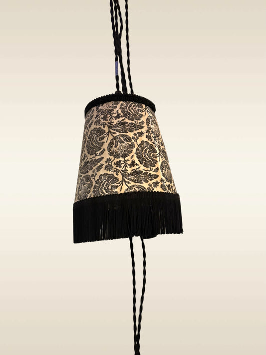 Baladeuse Flora coton fleuri noir & blanc – Vue d'ensemble franges noires 5 cm – Atelier Anne Lavit Lyon