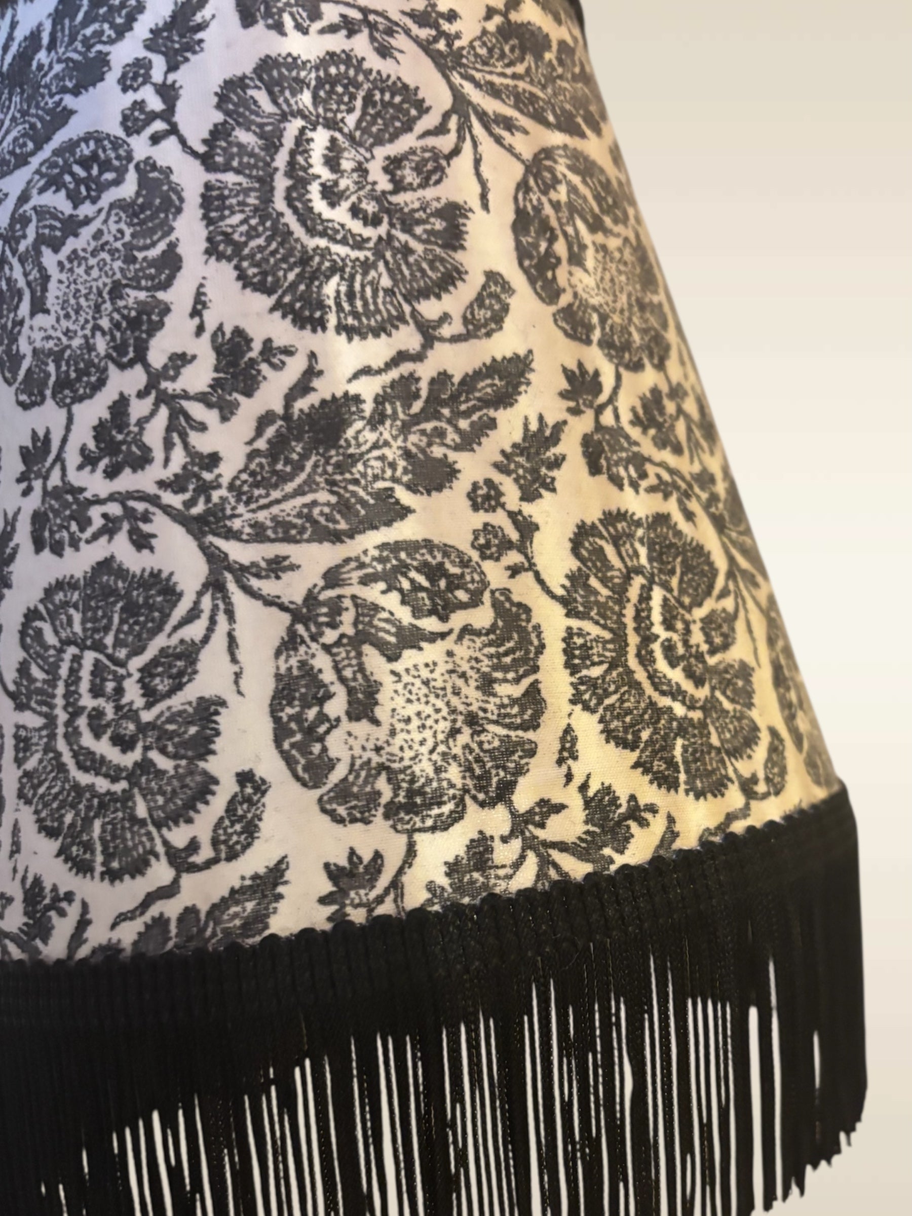 Baladeuse Flora allumée – Ambiance lumière tamisée boudoir moderne – Atelier Anne Lavit Lyon