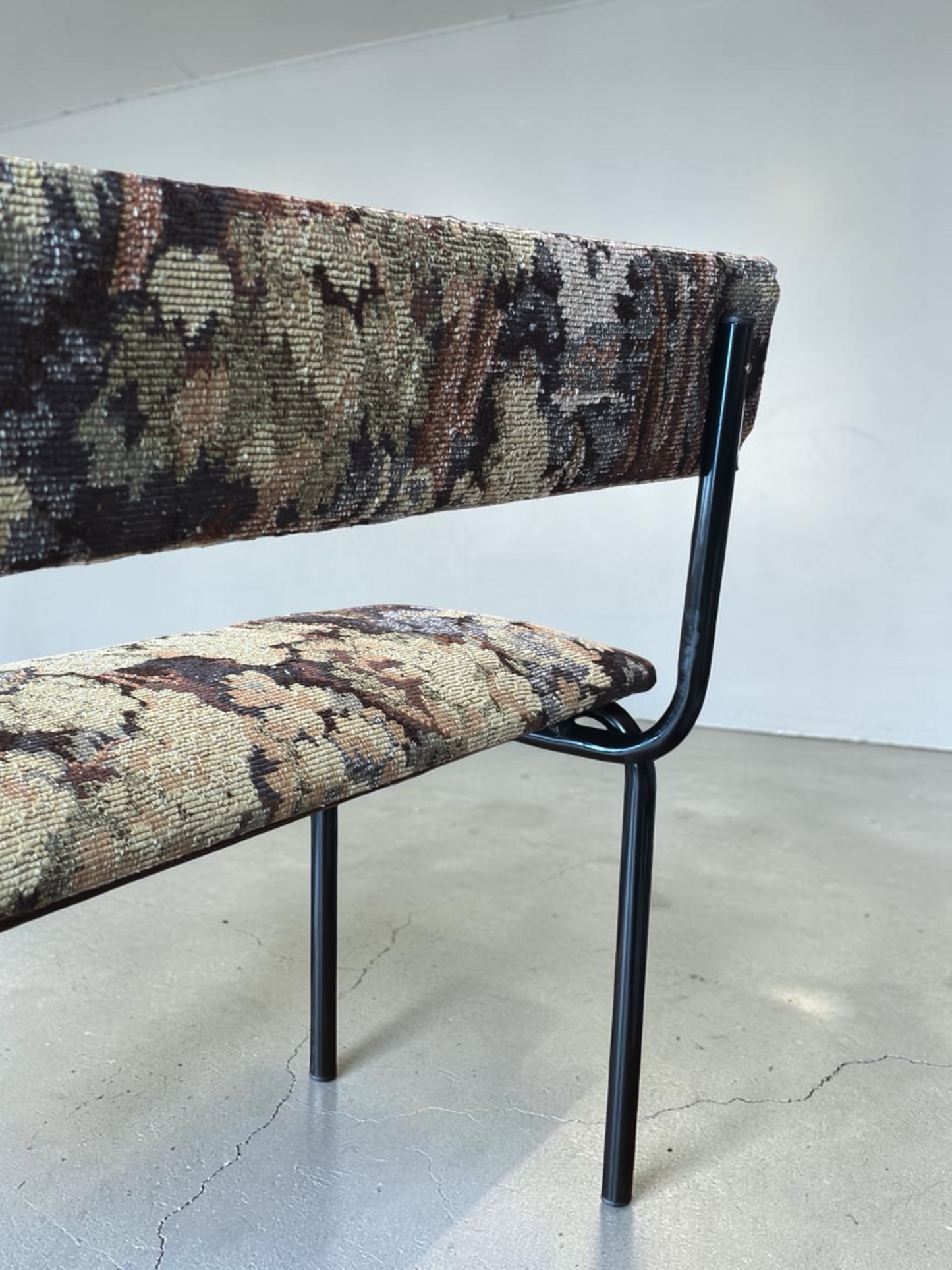 Banc scolaire tapissé tissu outdoor Pierre Frey - Atelier Anne Lavit - Vue arrière