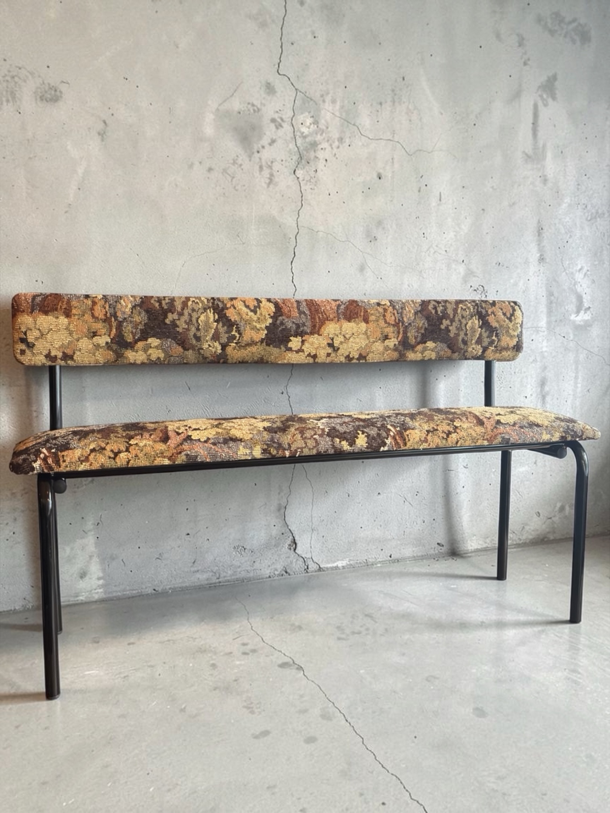 Banc scolaire tapissé tissu outdoor Pierre Frey - Atelier Anne Lavit - Vue d'ensemble.
