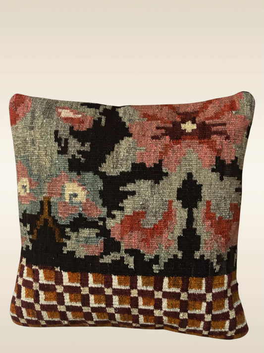 Coussin kilim moldave 40x40 cm – Fleurs et damiers  – Atelier Anne Lavit Lyon
