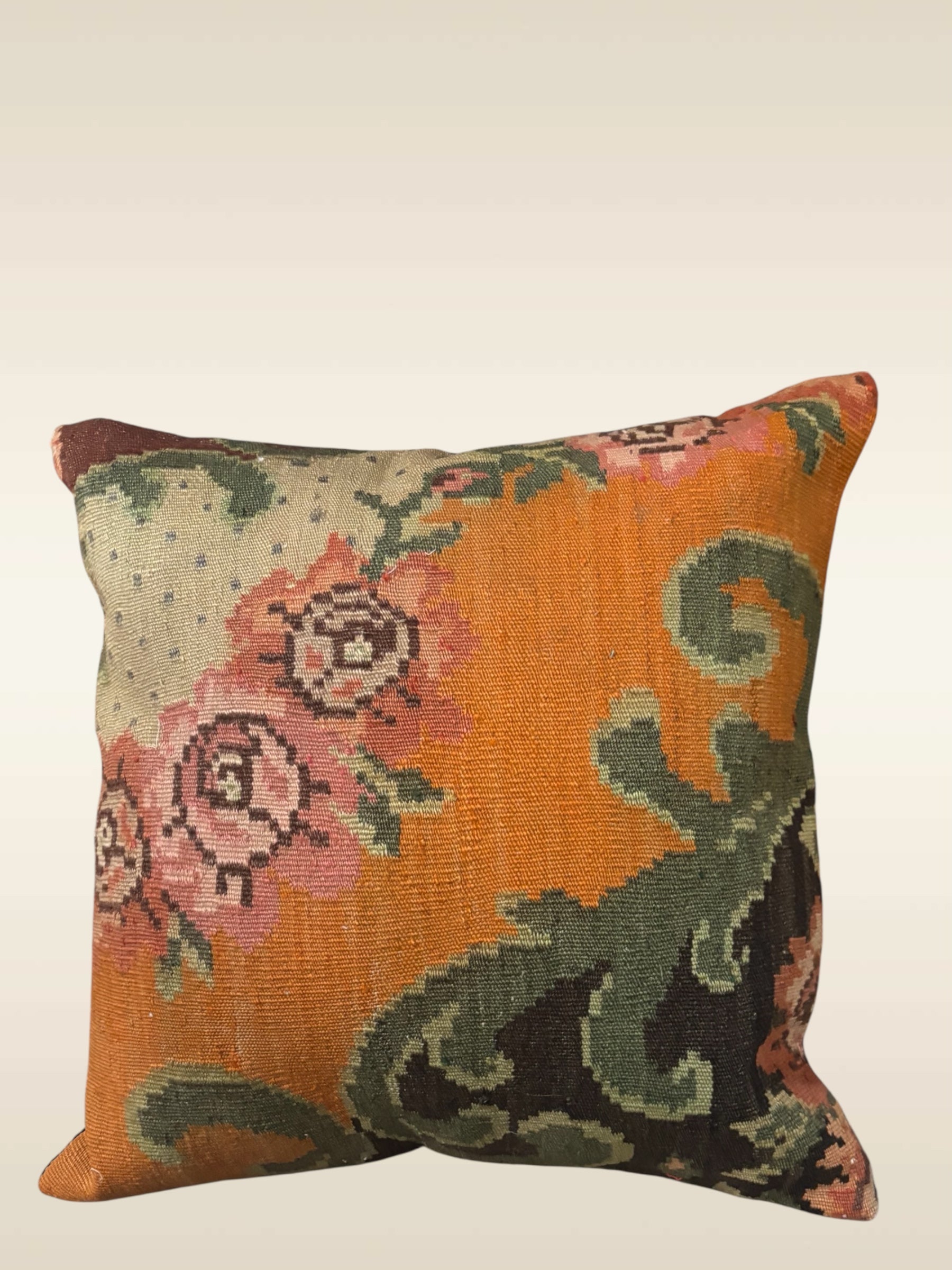 Coussin kilim moldave ancien 50x50 cm – Vue d'ensemble roses patinées vieux rose sur fond chocolat – Atelier Anne Lavit Lyon