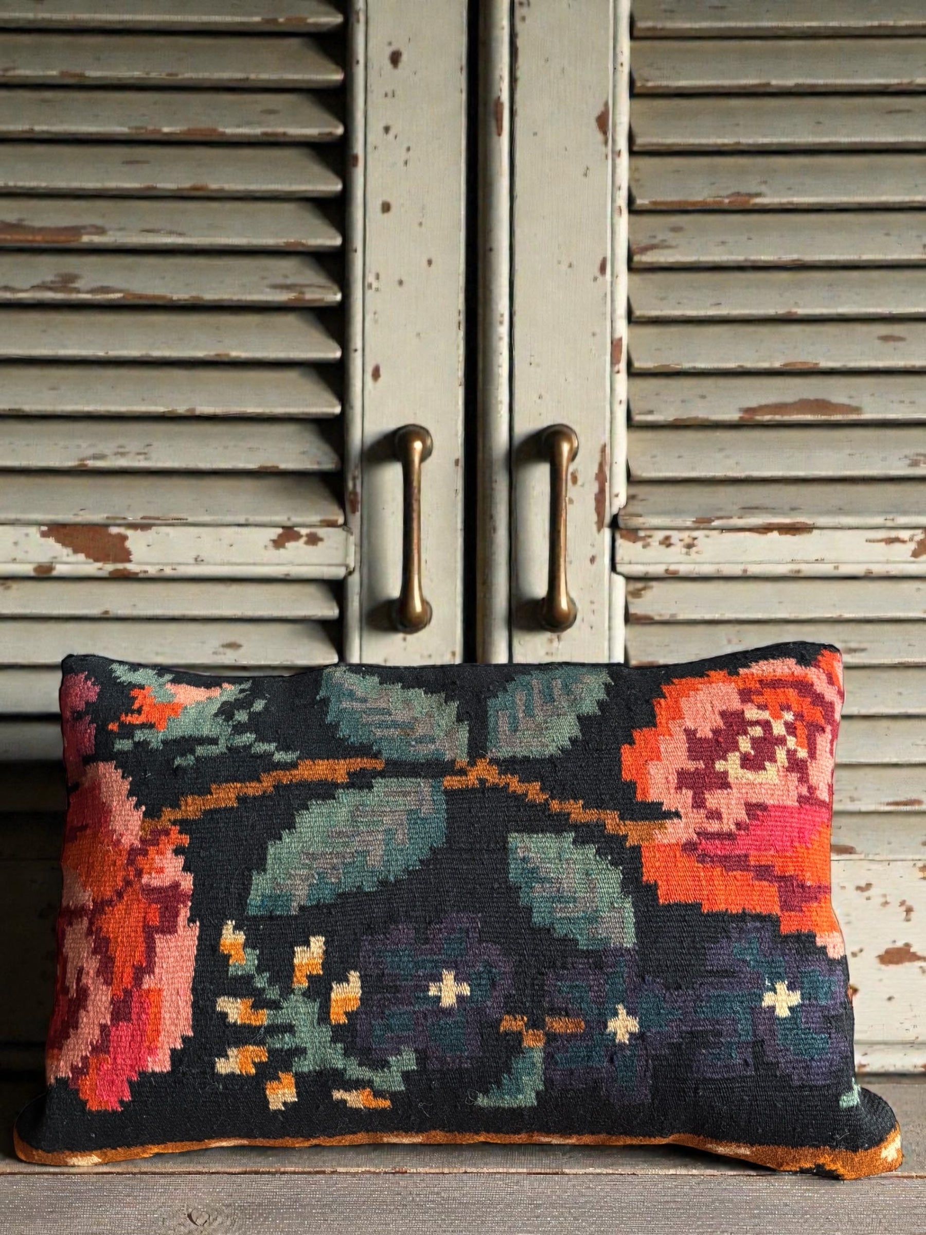 vue de face coussin kilim moldave ancien avec duo de roses et motifs floraux grisés