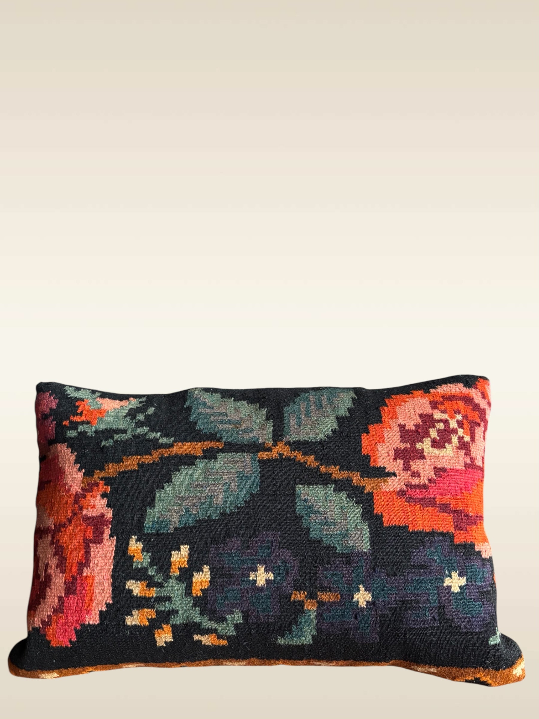 Coussin kilim moldave ancien avec duo de roses et motifs floraux grisés