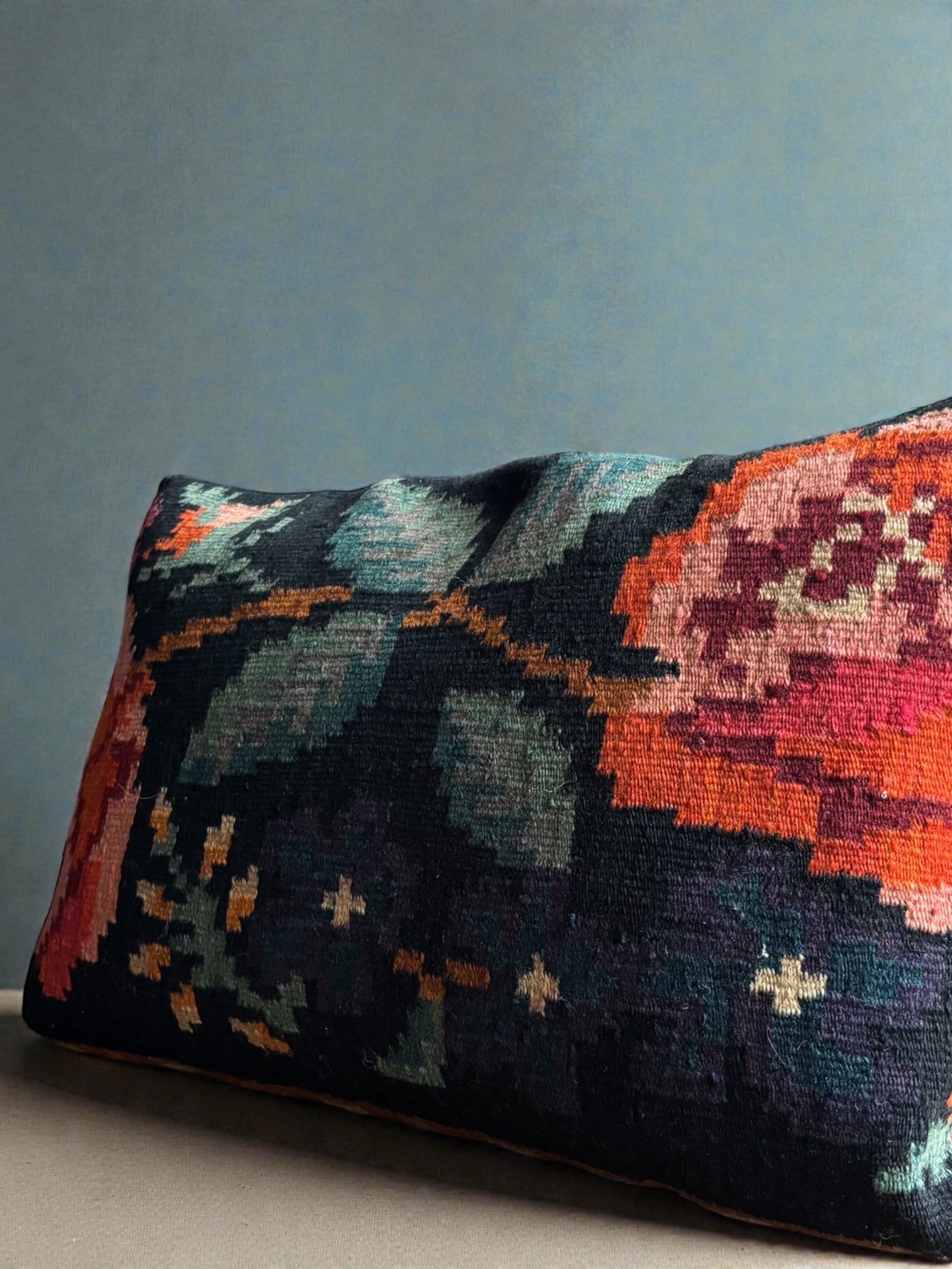 Coussin kilim moldave ancien avec duo de roses et motifs floraux grisés