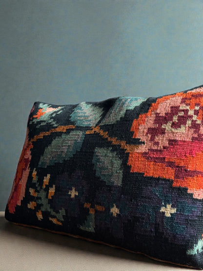 Coussin kilim moldave ancien avec duo de roses et motifs floraux grisés