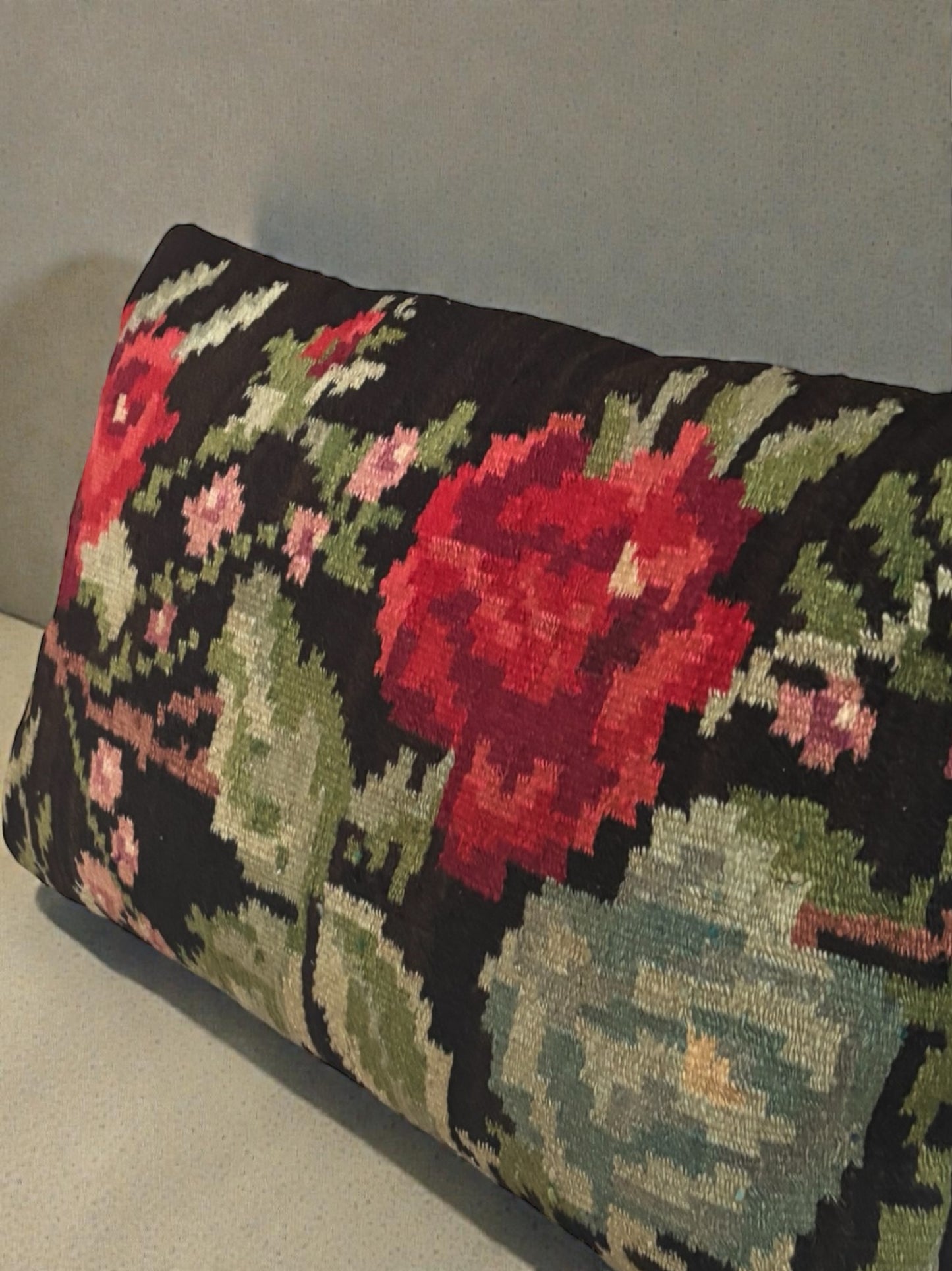 Coussin unique kilim moldave ancien avec motifs floraux rouges sur fond noir