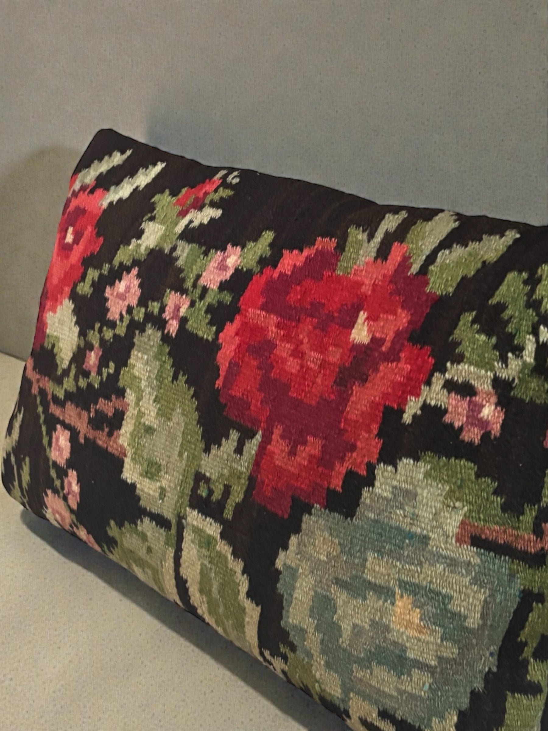 Coussin unique kilim moldave ancien avec motifs floraux rouges sur fond noir