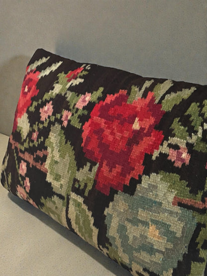 Coussin unique kilim moldave ancien avec motifs floraux rouges sur fond noir