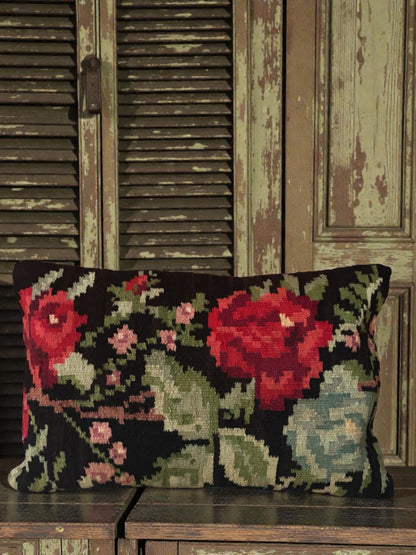 Coussin unique kilim moldave ancien avec motifs floraux rouges sur fond noir