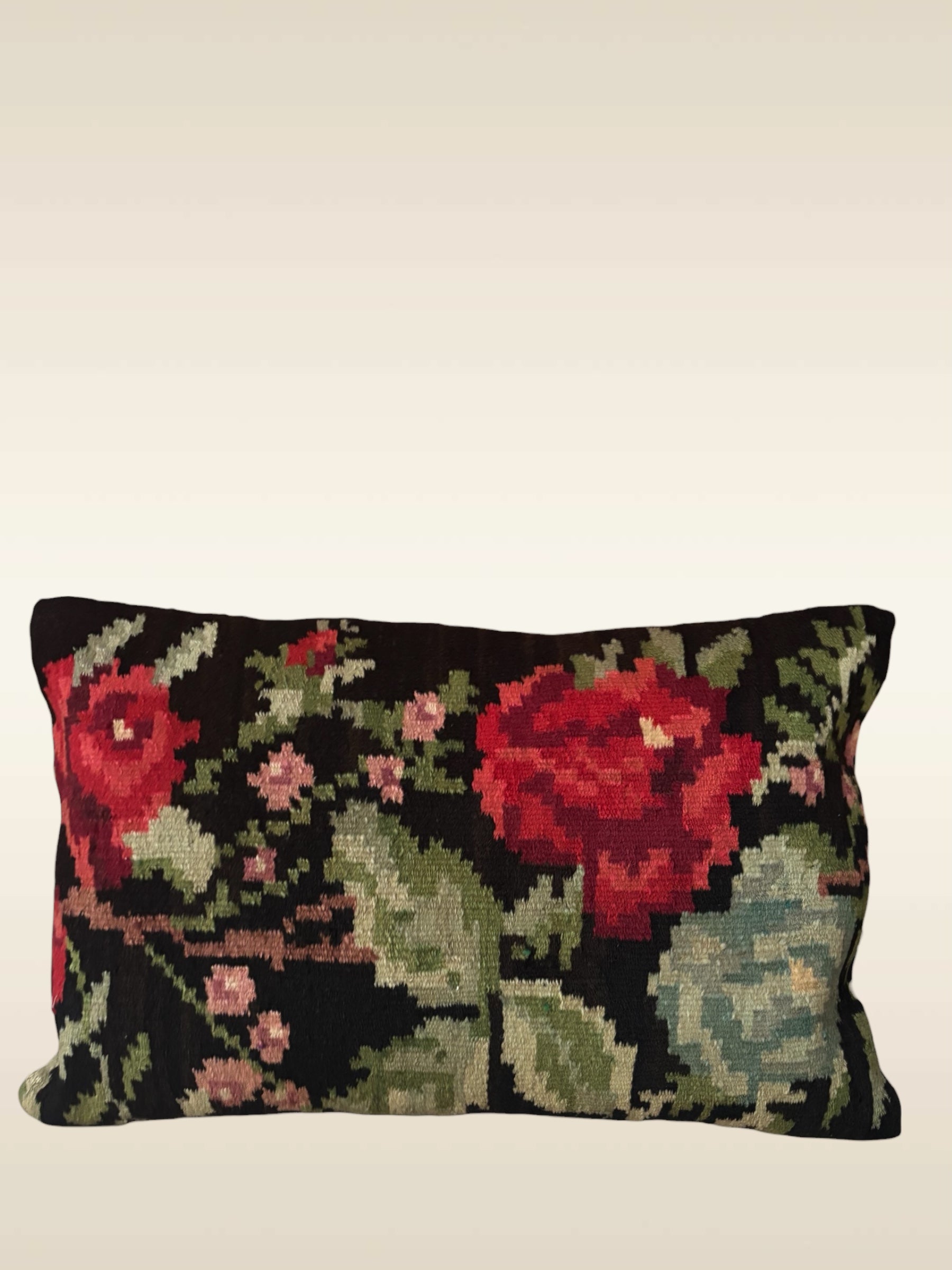 Coussin unique kilim moldave ancien avec motifs floraux rouges sur fond noir