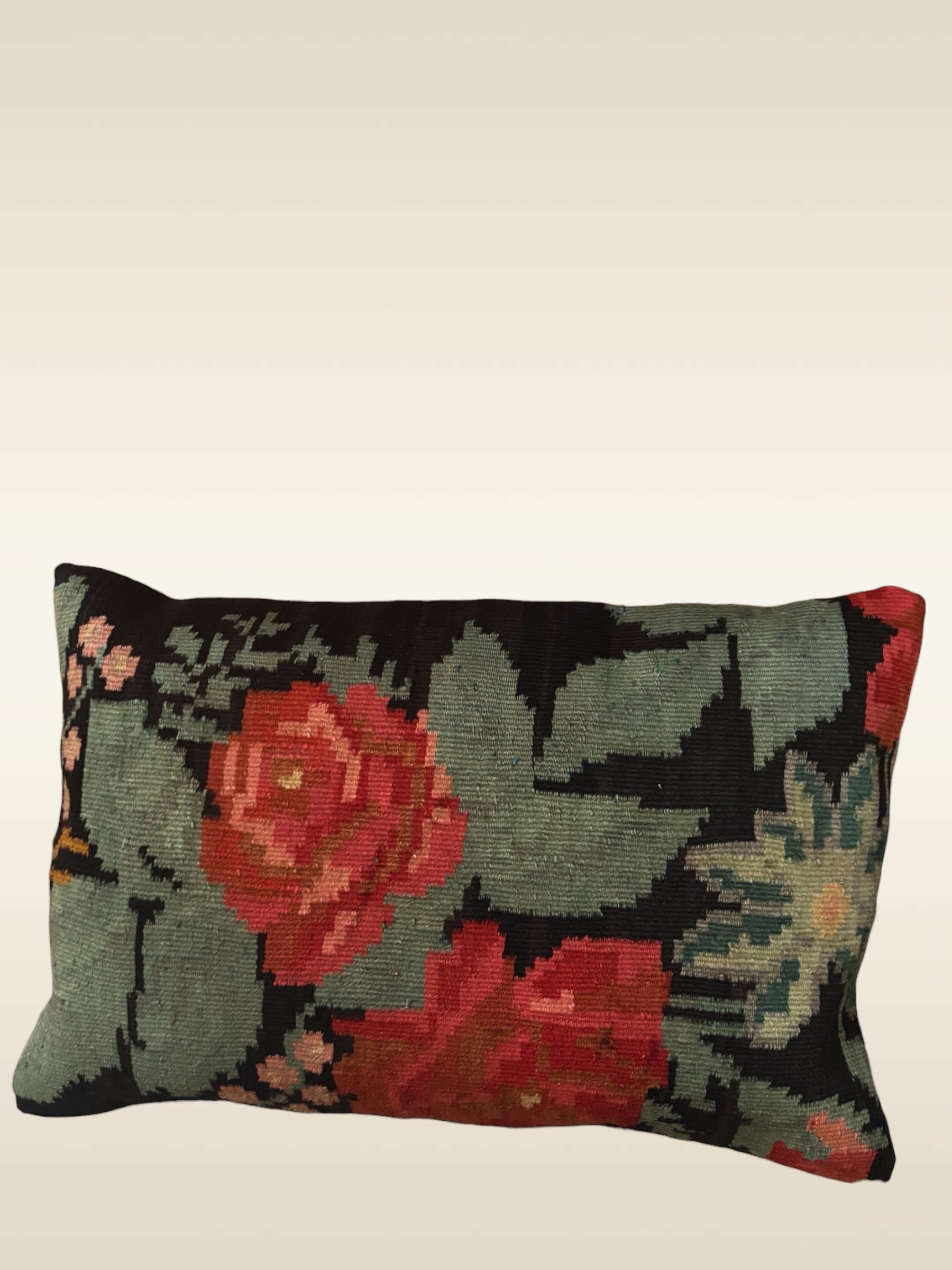 Coussin kilim moldave ancien avec bouquet rose et motifs vert de gris
