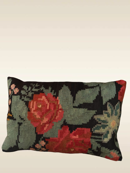 Coussin kilim moldave ancien avec bouquet rose et motifs vert de gris