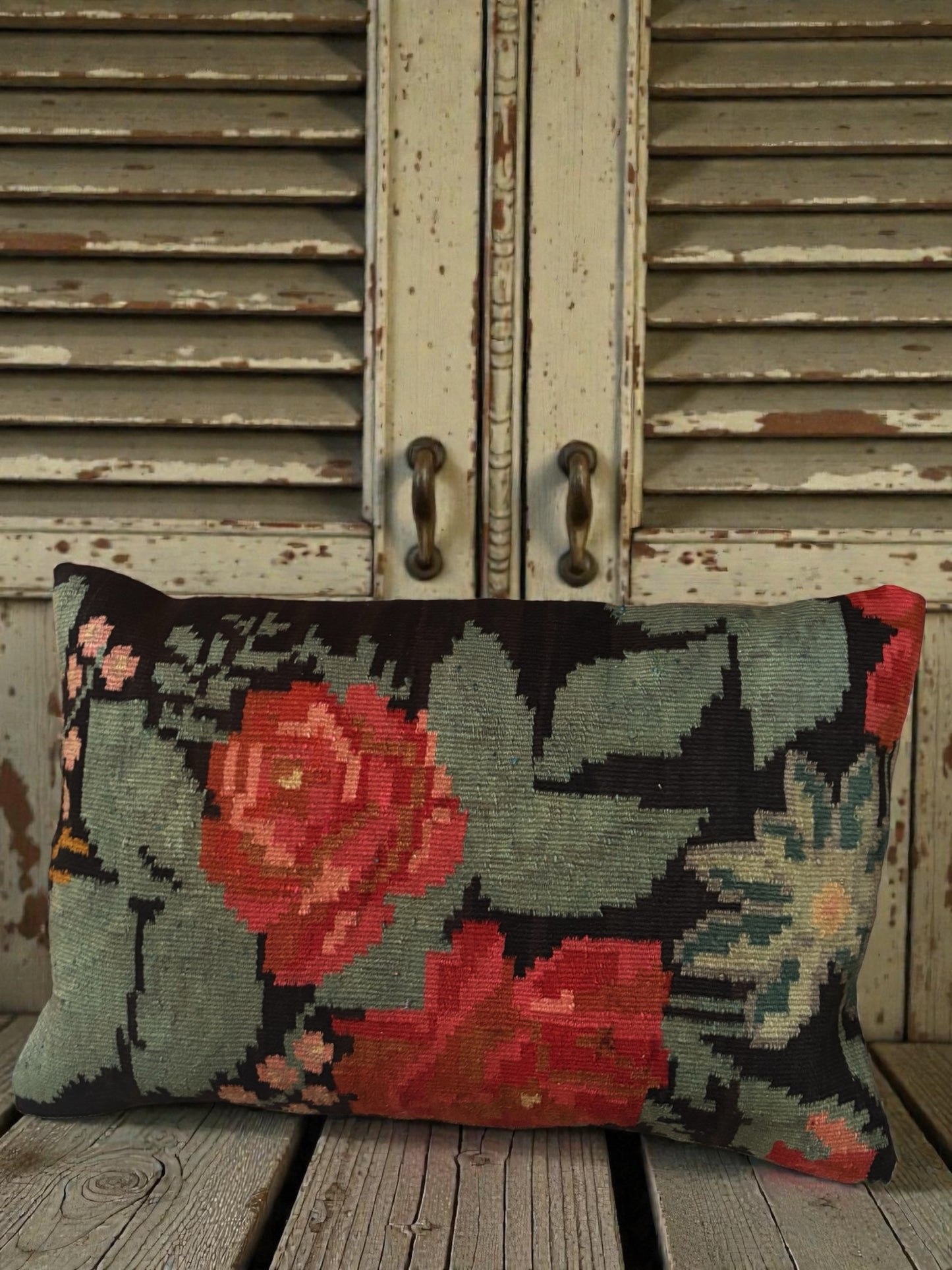 Coussin kilim moldave ancien avec bouquet rose et motifs vert de gris
