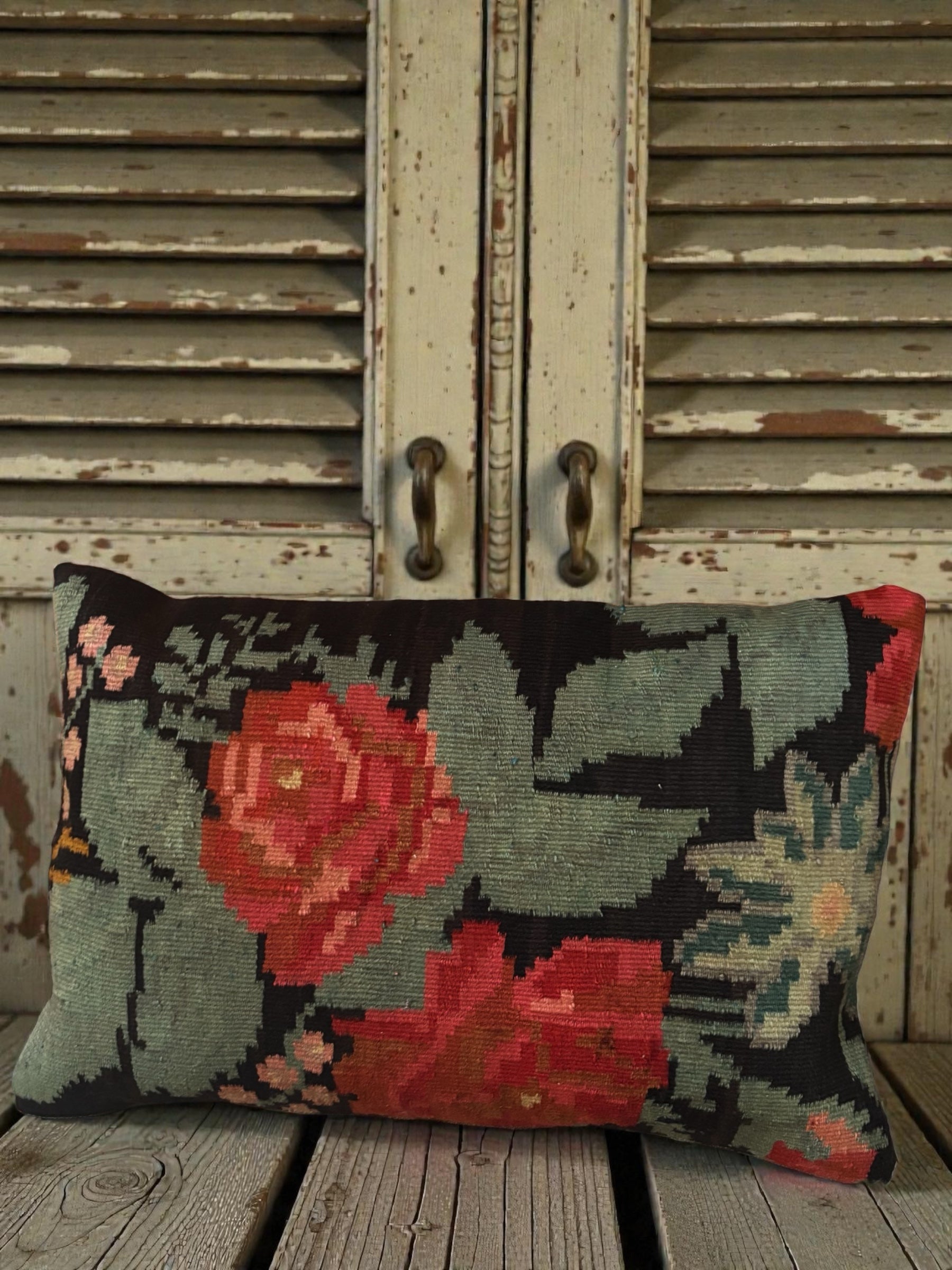 Coussin kilim moldave ancien avec bouquet rose et motifs vert de gris