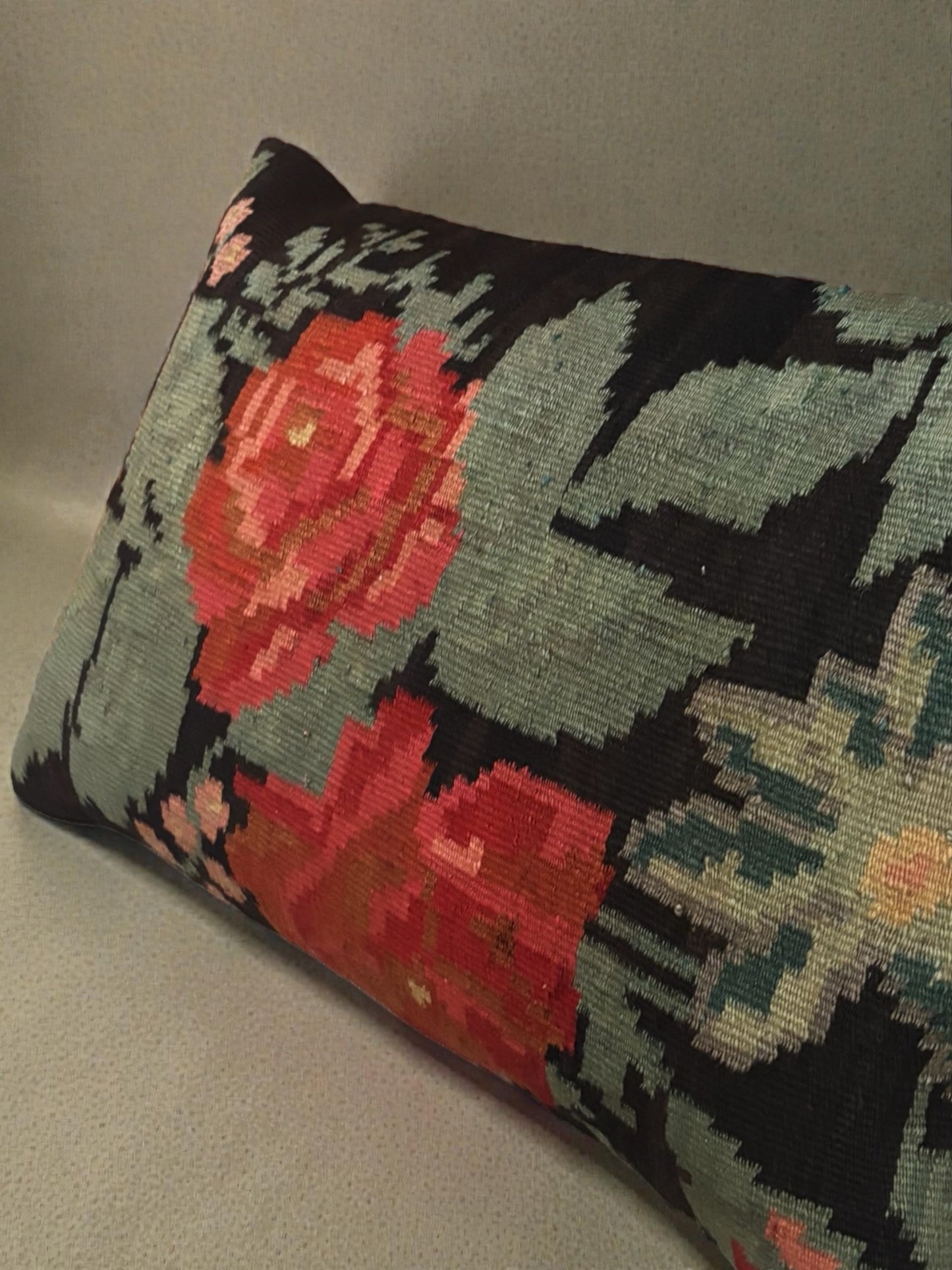 Coussin kilim moldave ancien avec bouquet rose et motifs vert de gris