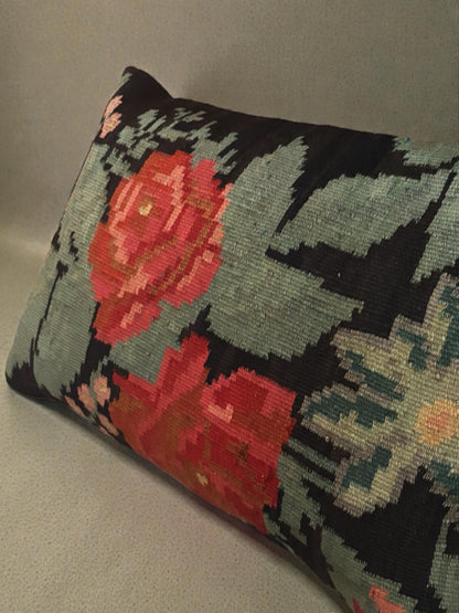 Coussin kilim moldave ancien avec bouquet rose et motifs vert de gris