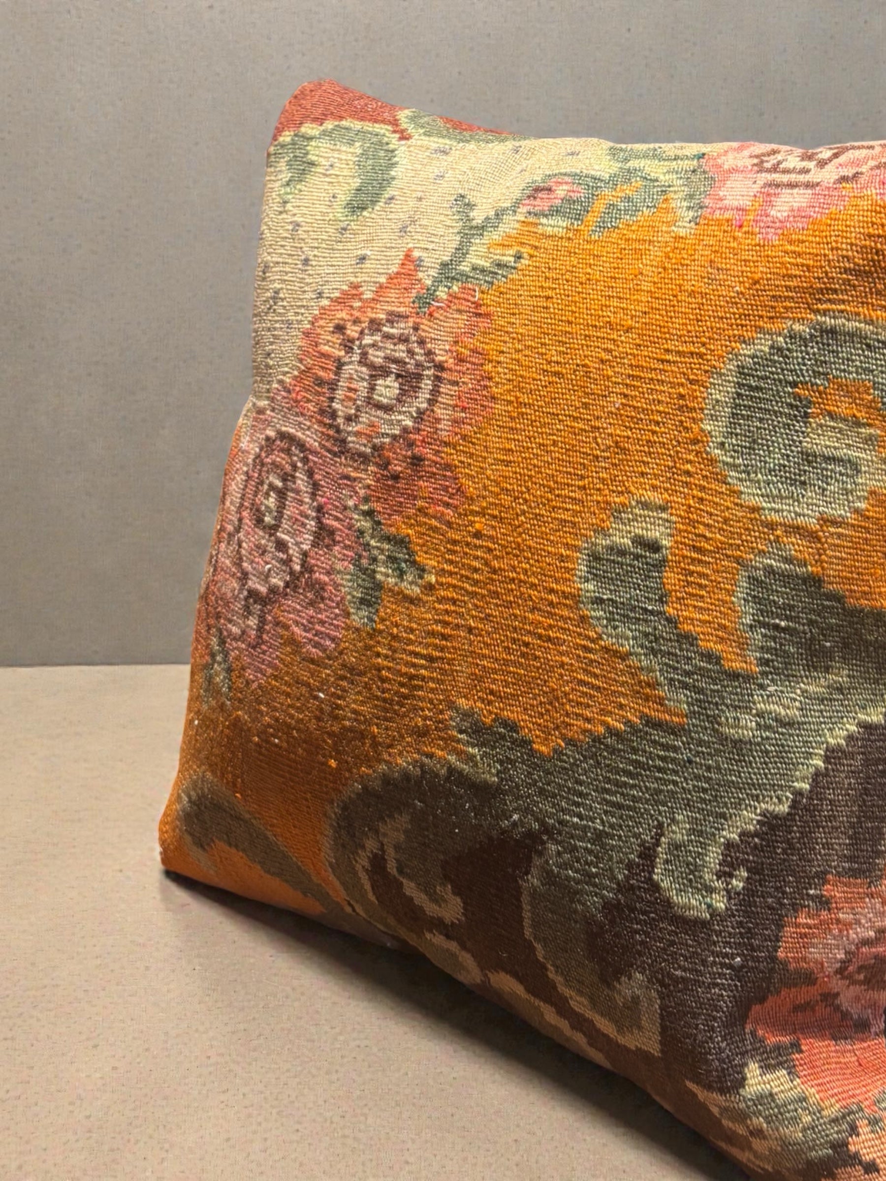 Pose de profil Coussin kilim moldave ancien 50x50 cm – Vue d'ensemble roses patinées vieux rose sur fond chocolat – Atelier Anne Lavit Lyon