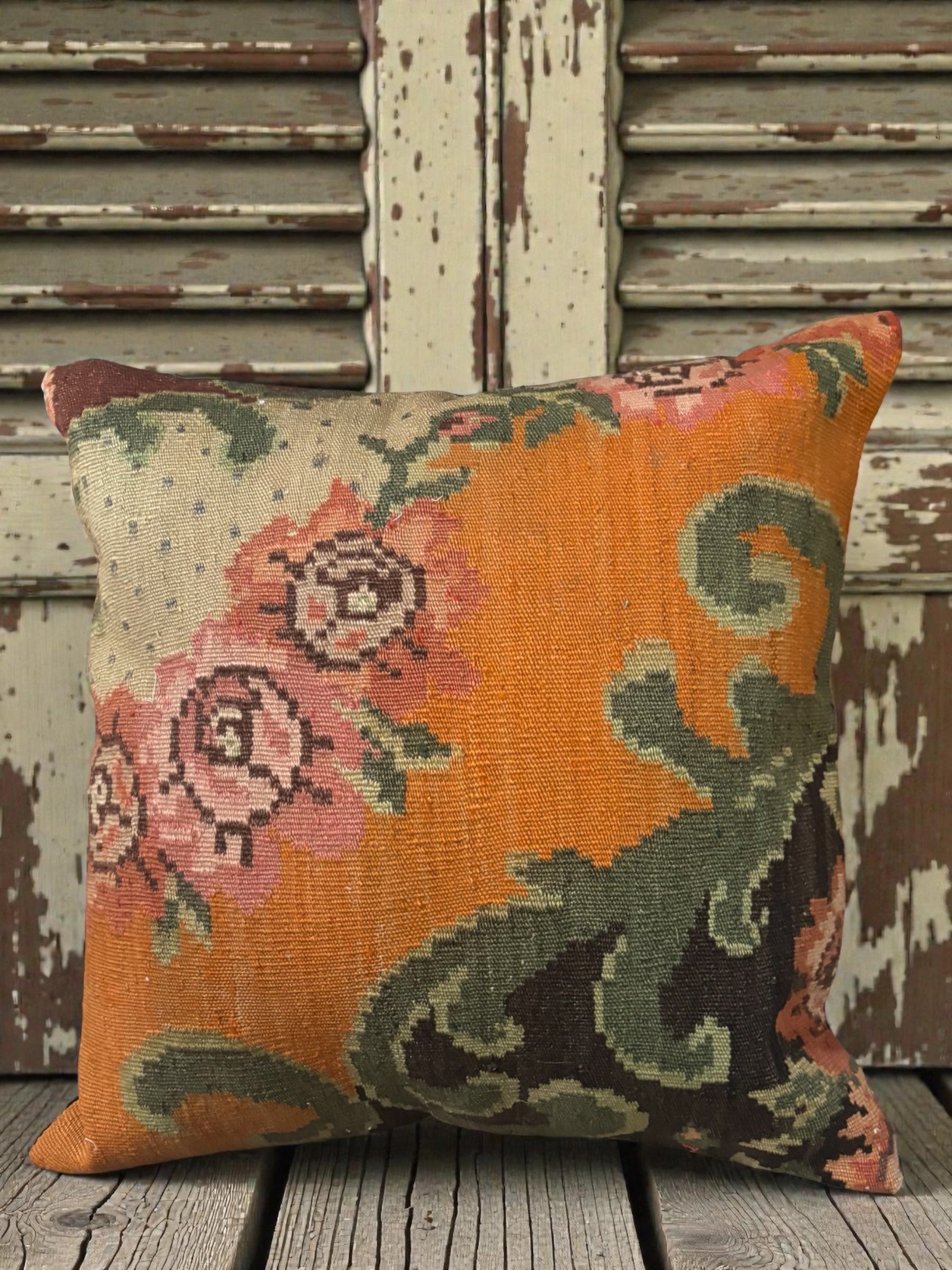 Mise en situation Coussin kilim moldave ancien 50x50 cm – Vue d'ensemble roses patinées vieux rose sur fond chocolat – Atelier Anne Lavit Lyon