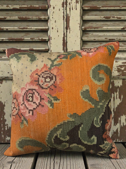 Mise en situation Coussin kilim moldave ancien 50x50 cm – Vue d'ensemble roses patinées vieux rose sur fond chocolat – Atelier Anne Lavit Lyon