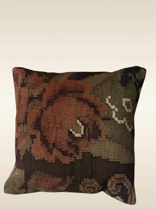 Coussin kilim moldave ancien 40x40 cm – Vue d'ensemble rose terre cuite sur fond brun profond – Atelier Anne Lavit Lyon