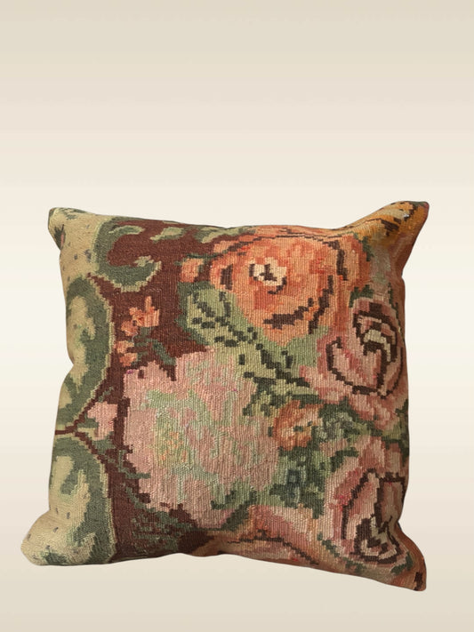 Coussin kilim moldave ancien 50x50 cm – Vue d'ensemble bouquet roses pastel sur fond crème – Atelier Anne Lavit Lyon