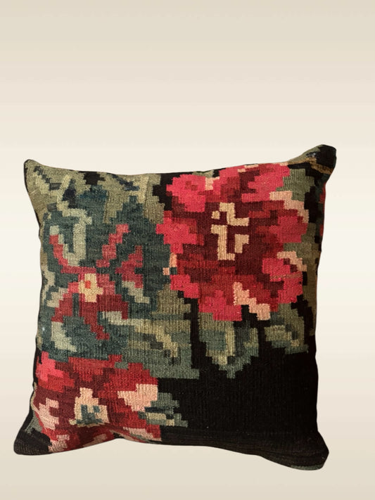 Coussin unique 50x50 cm en kilim moldave ancien, laine tissée à plat, fait main à Istanbul. Motif roses graphiques & feuillages verts sur fond noir. Lyon.