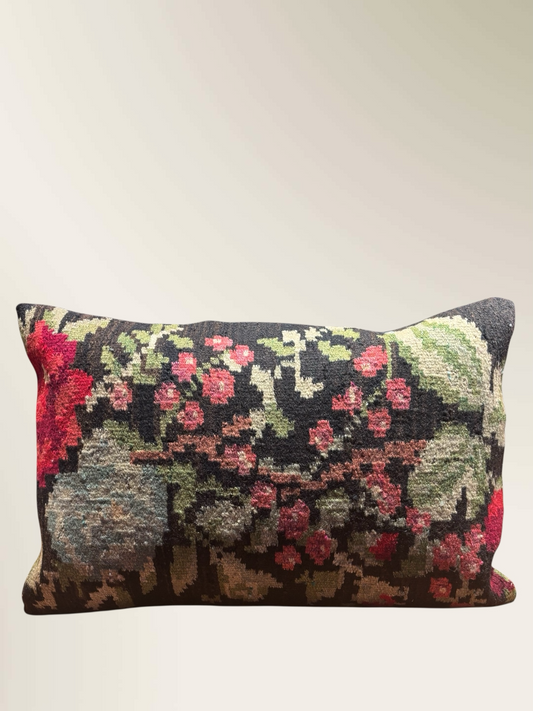 Coussin kilim moldave ancien 60x40 cm – Vue d'ensemble foisonnement floral fond anthracite – Atelier Anne Lavit Lyo
