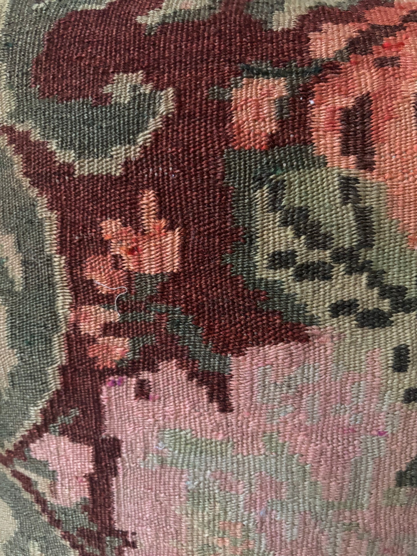 detail tissage laine Coussin kilim moldave ancien 50x50 cm – Vue d'ensemble roses patinées vieux rose sur fond chocolat – Atelier Anne Lavit Lyon