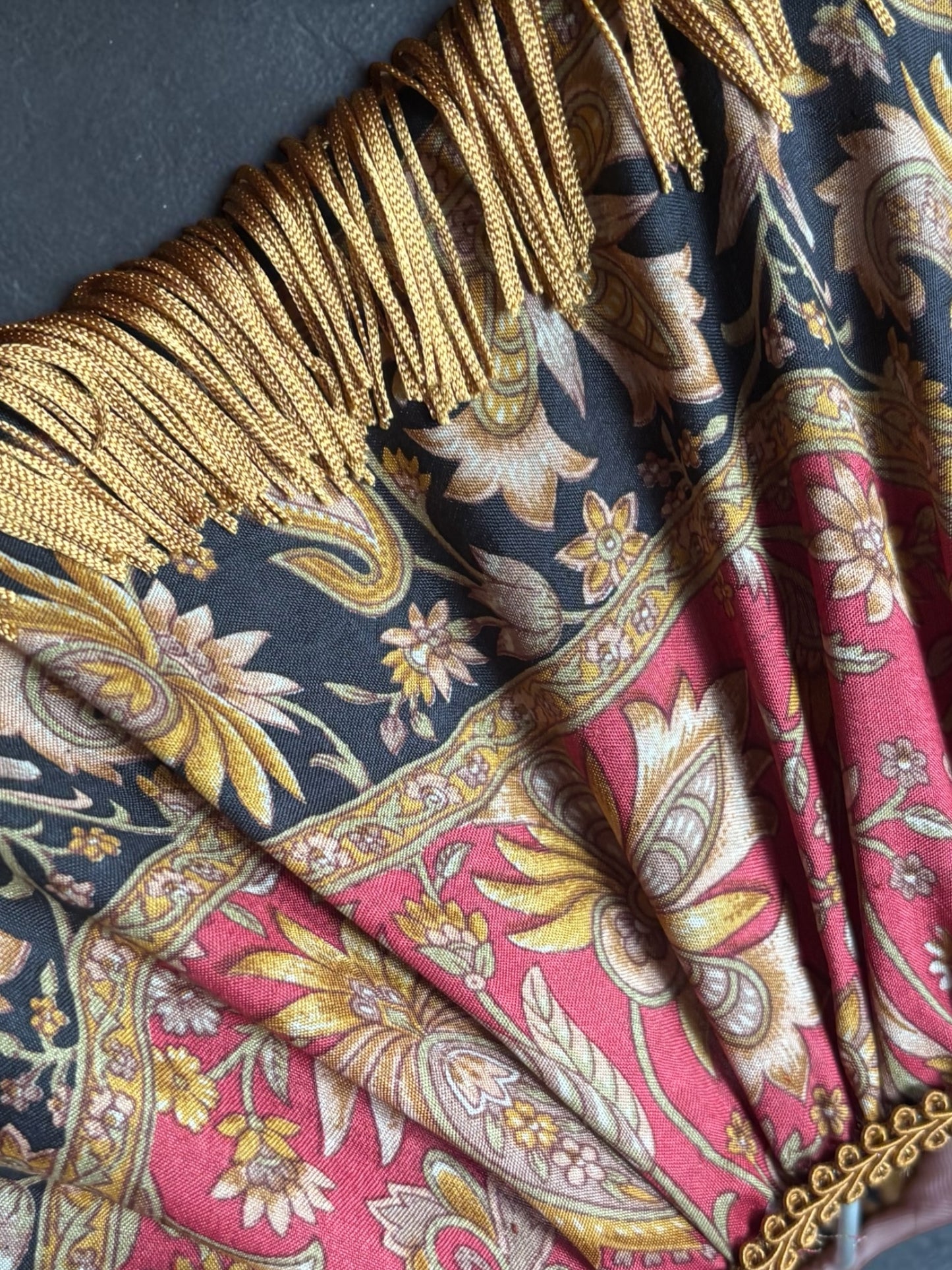 Détail Intérieur plissé main de l'abat-jour en soie vintage – finition luxueuse
