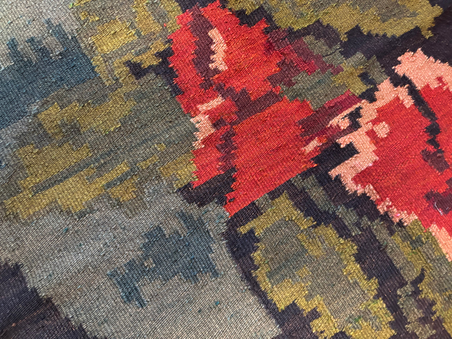 Tapis kilim moldave – Détail  floral et fond noir profond – Atelier Anne Lavit Lyon