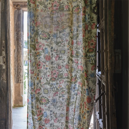 détail Tissu Folk Flower Parchment John Derian motif floral folklorique