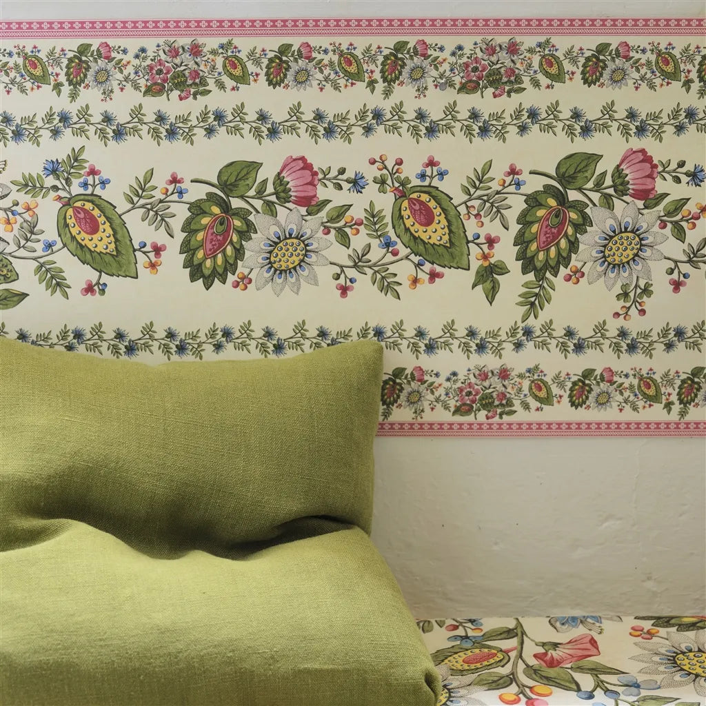Mise en situation frise murale John Derian style folklorique sur fond parchemin. Atelier Anne Lavit Lyon