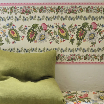 Mise en situation frise murale John Derian style folklorique sur fond parchemin. Atelier Anne Lavit Lyon