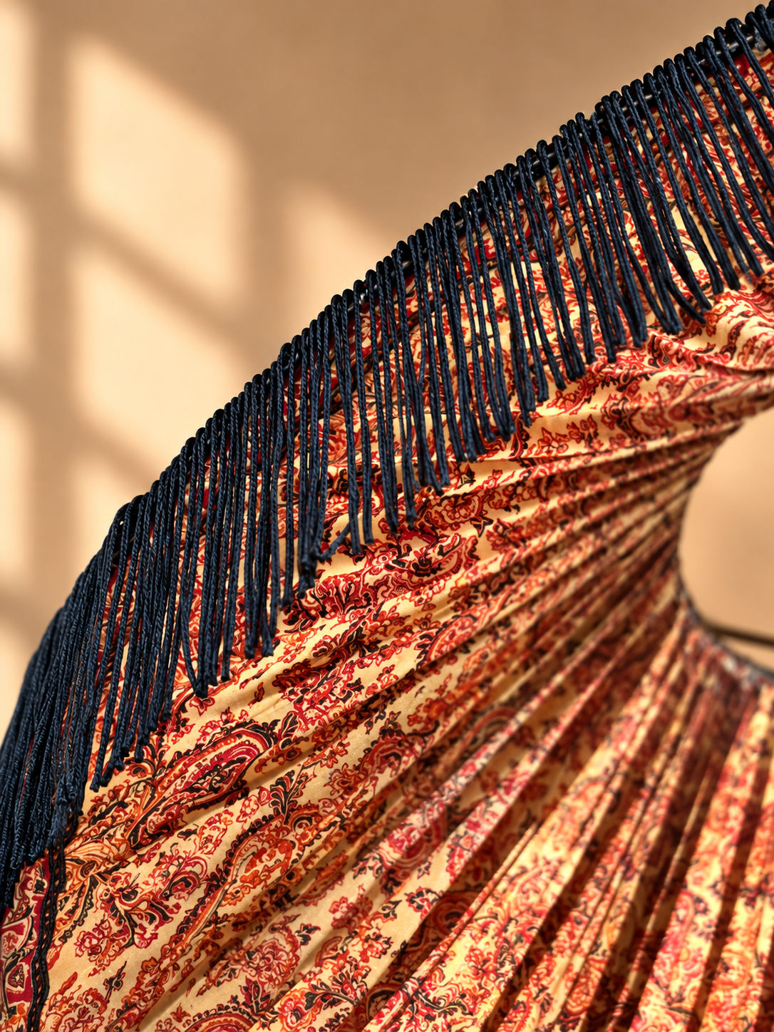 Suspension Pivoine N°2 en soie vintage motif Paisley détail intérieur et franges