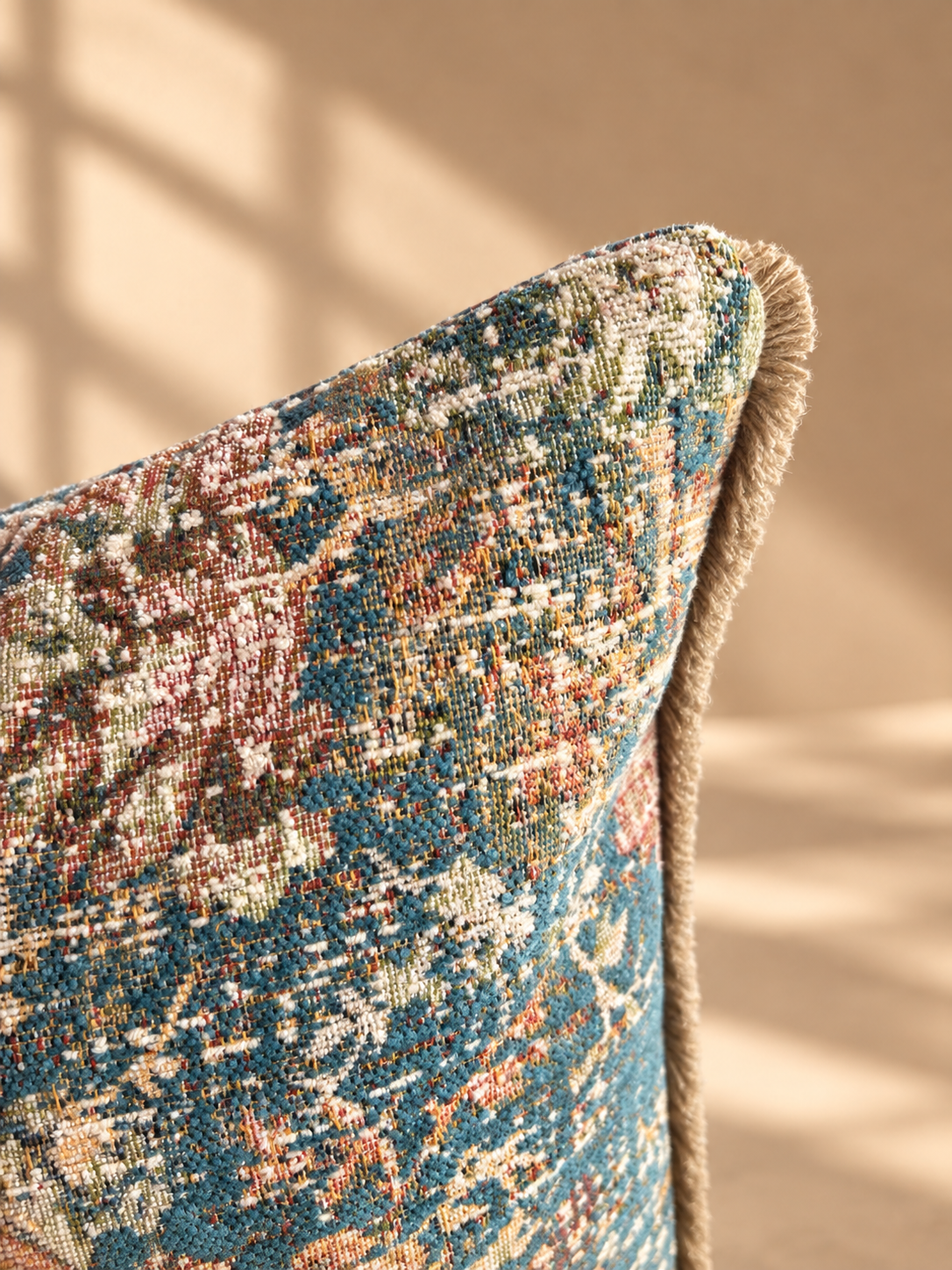 Coussin Tapestry Atelier Anne Lavit Lyon  détail des franges en lin
