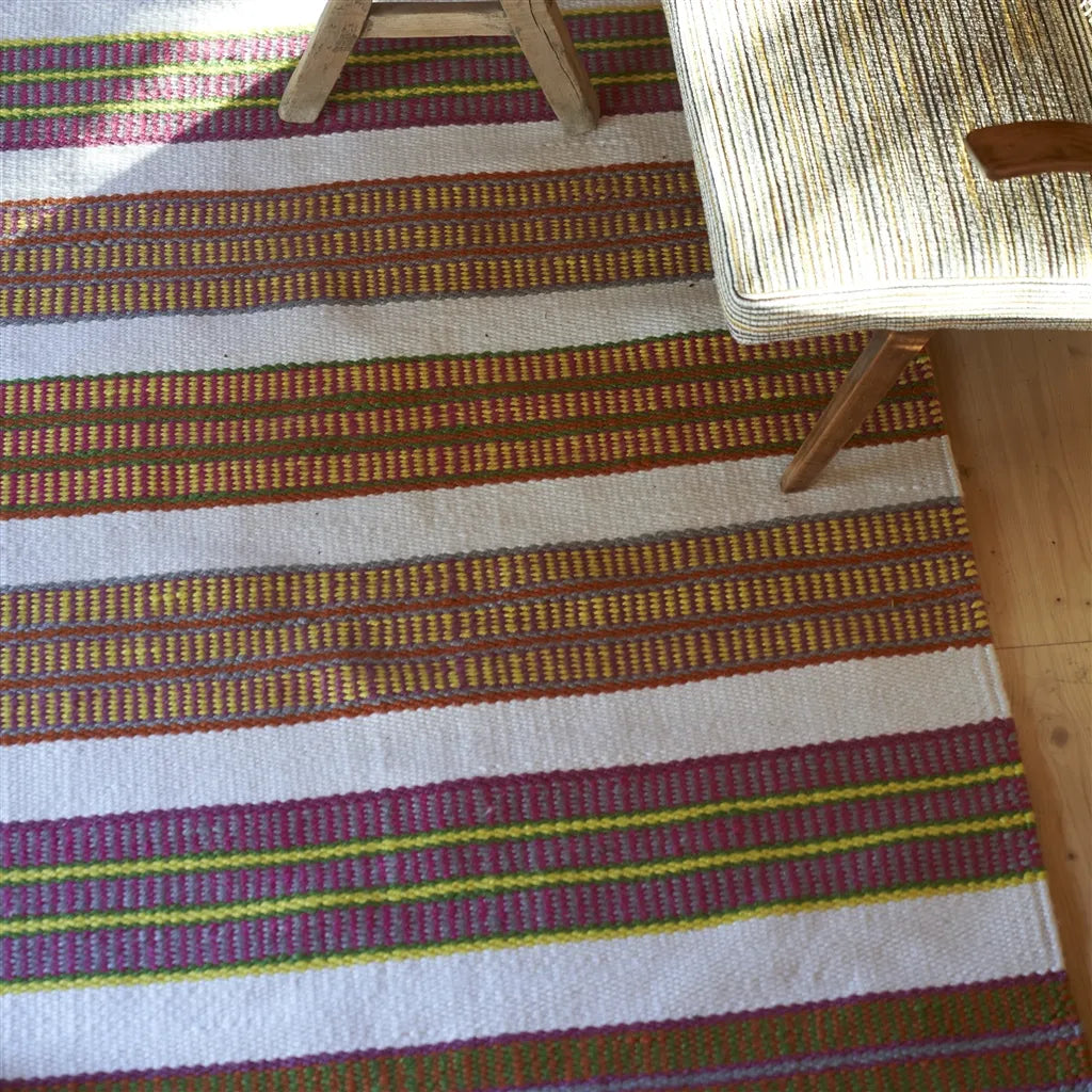 Détail du tissage du tapis couloir Mahakam Designers Guild coral 