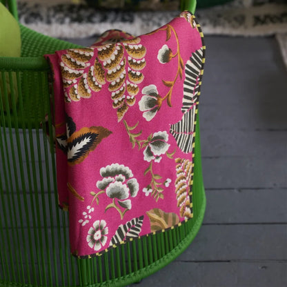Mise en situation Plaid en laine mérinos rose cerise motif floral damassé Designers Guild - Atelier Anne Lavit Lyon.