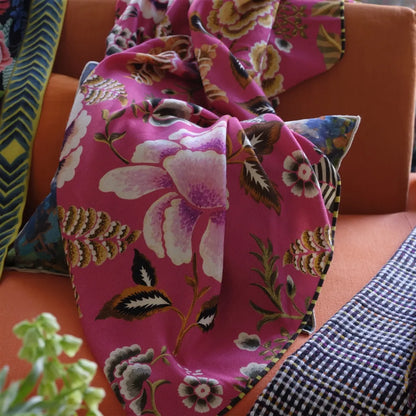 Mise en scène Plaid en laine mérinos rose cerise motif floral damassé Designers Guild - Atelier Anne Lavit Lyon.