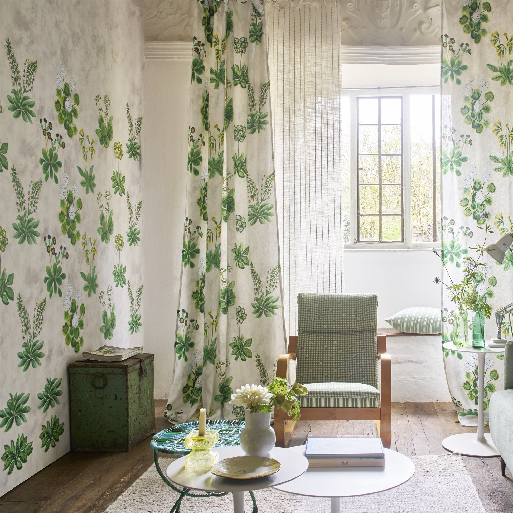 mis en scène Papier peint panoramique Primevère Designers Guild motif floral botanique