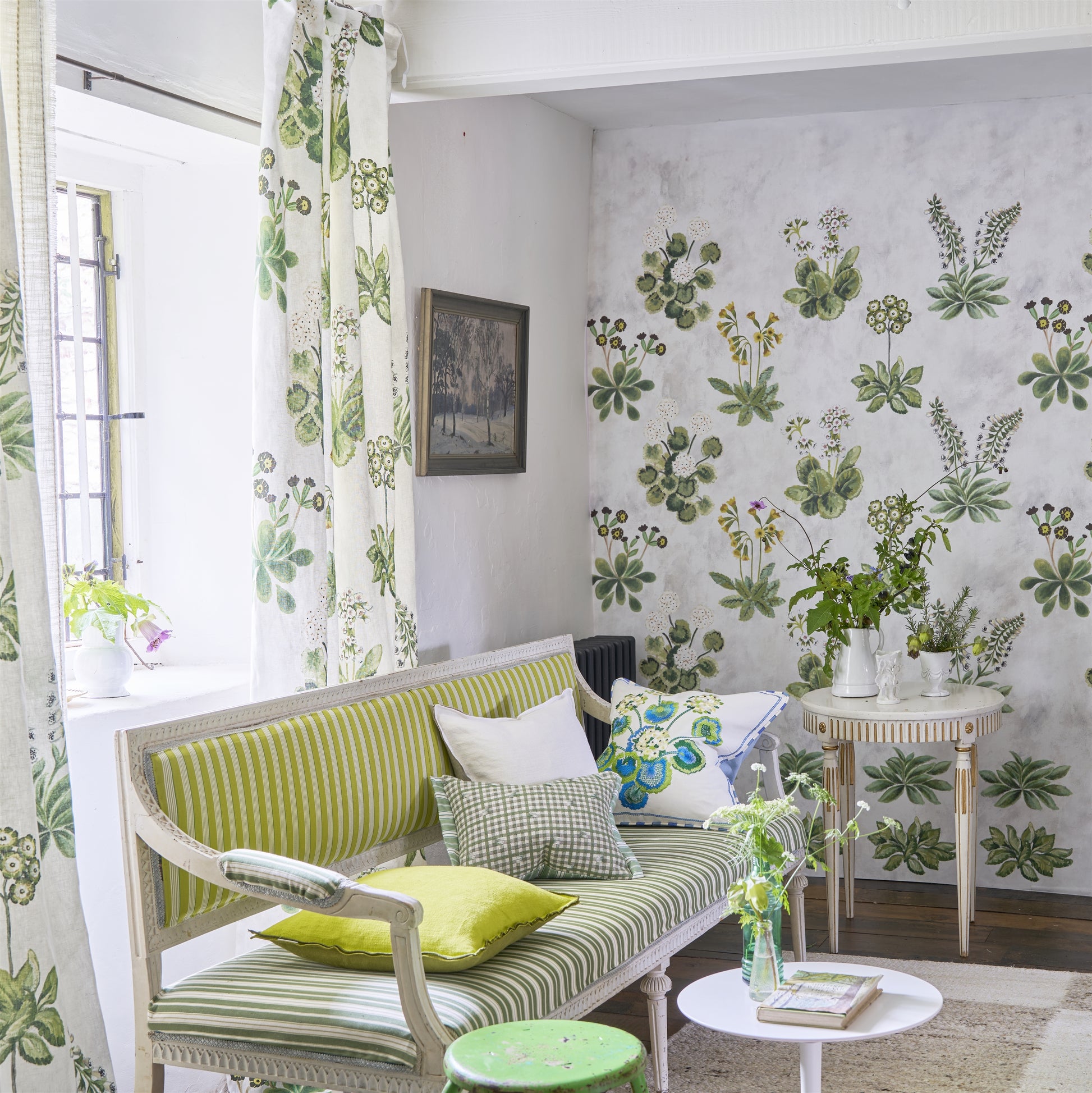 Papier peint Designers Guild Primevère avec fleurs et végétation luxuriante