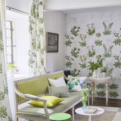 Papier peint Designers Guild Primevère avec fleurs et végétation luxuriante