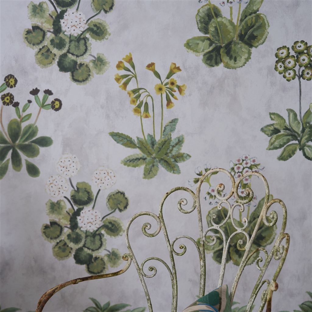 Gros plan sur les primevères du papier peint Designers Guild coloris sage
